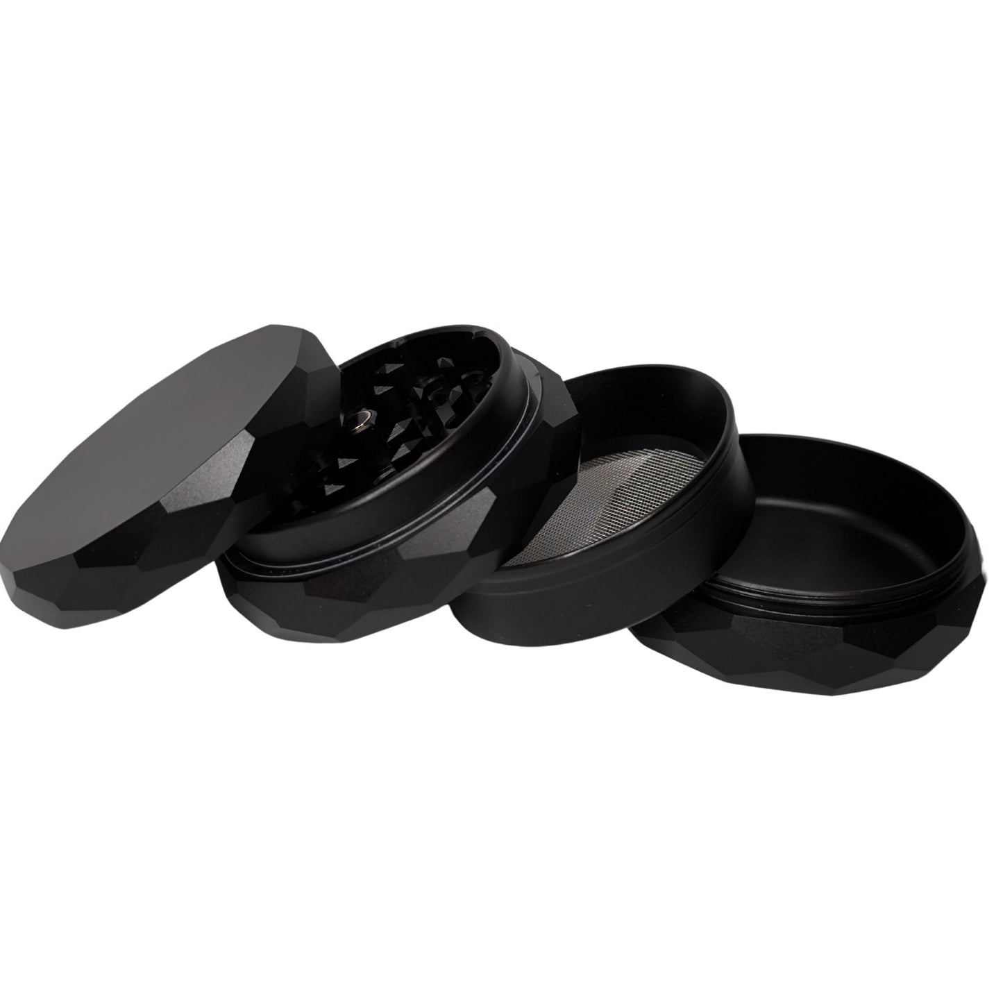 Geöffneter Black Diamond Grinder 63mm mit vier Teilen, darunter Mahlkammer, Pollensieb und Auffangbehälter – stilvoll und funktional.