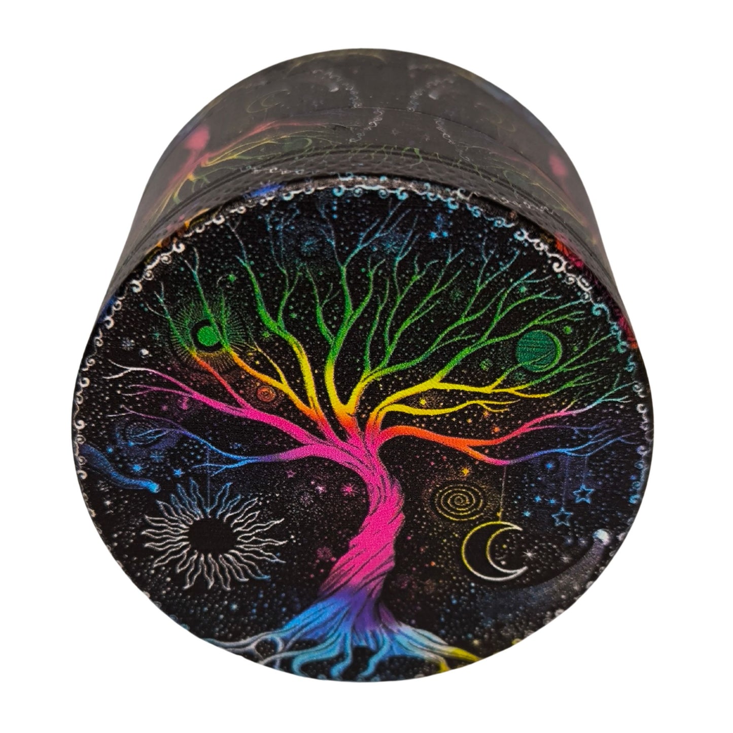 Vorderseite eines bunten Grinders mit Regenbogen-Baum auf lila Hintergrund im Psychedelic-Stil