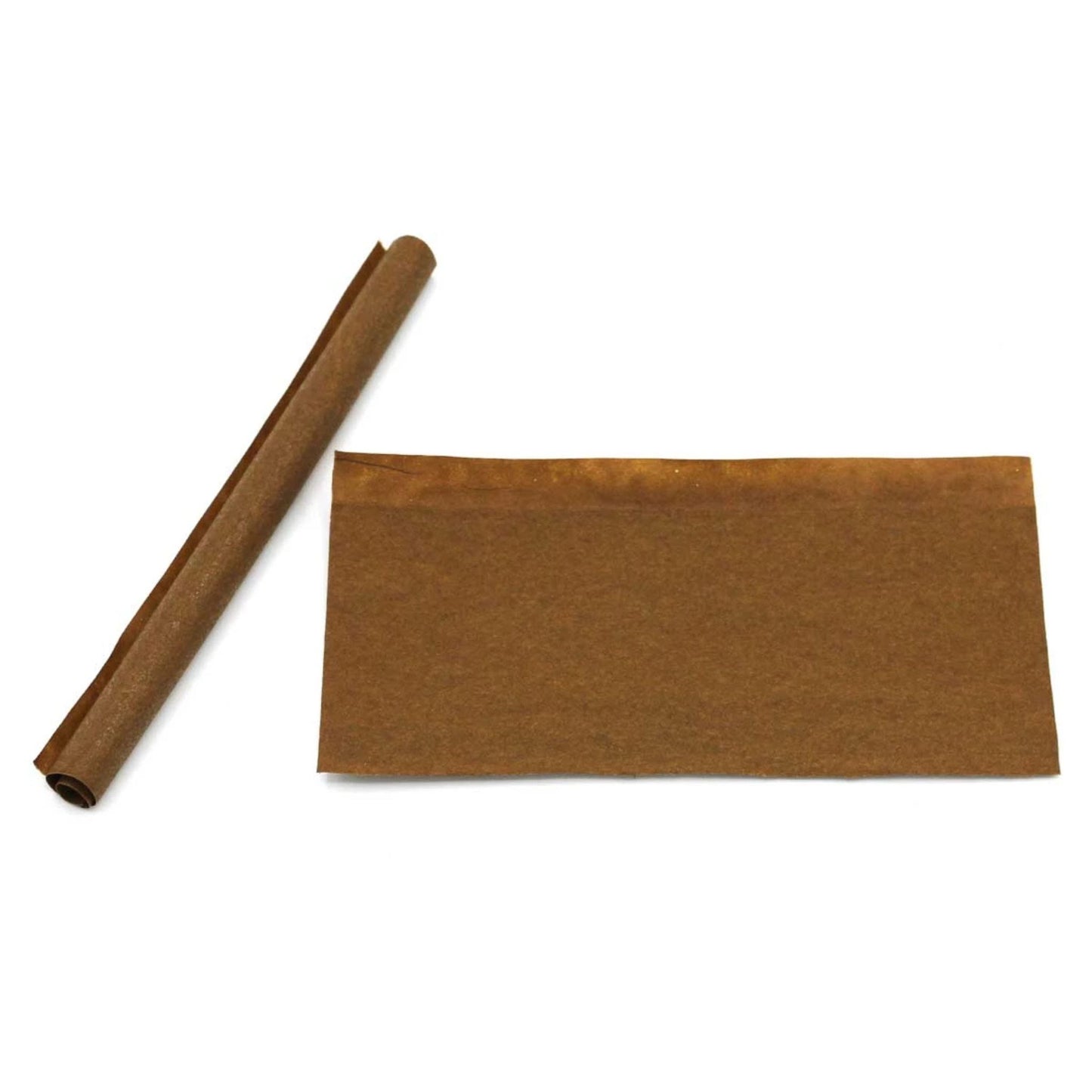 Ein aufgefaltetes Juicy Blunt Tropical Blättchen neben einem vorgerollten Blunt.