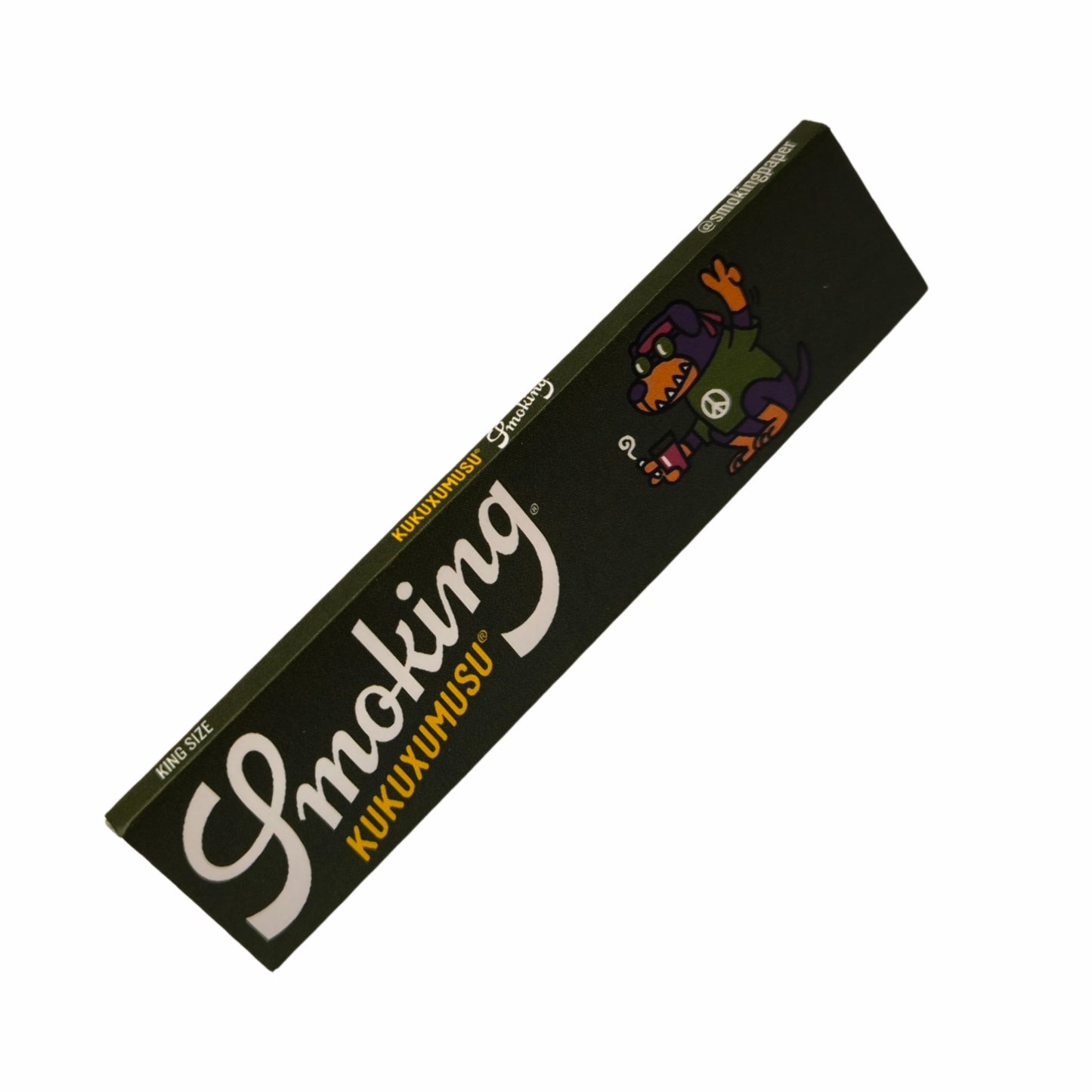 Smoking Kukuxumusu Longpapers mit schwarzem Design und Cartoon-Hund mit Peace-Zeichen, schräg fotografiert auf weißem Hintergrund