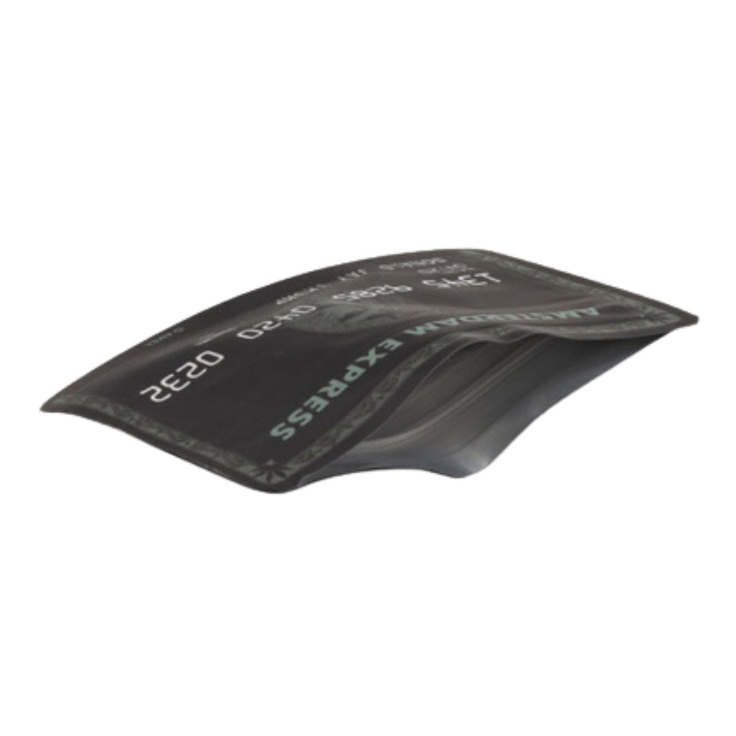 Geruchsdichte Zip Bag "Amsterdam Express", schwarze Optik mit Kreditkarten-Design, leicht gebogen für bessere Sicht auf die Verarbeitung.