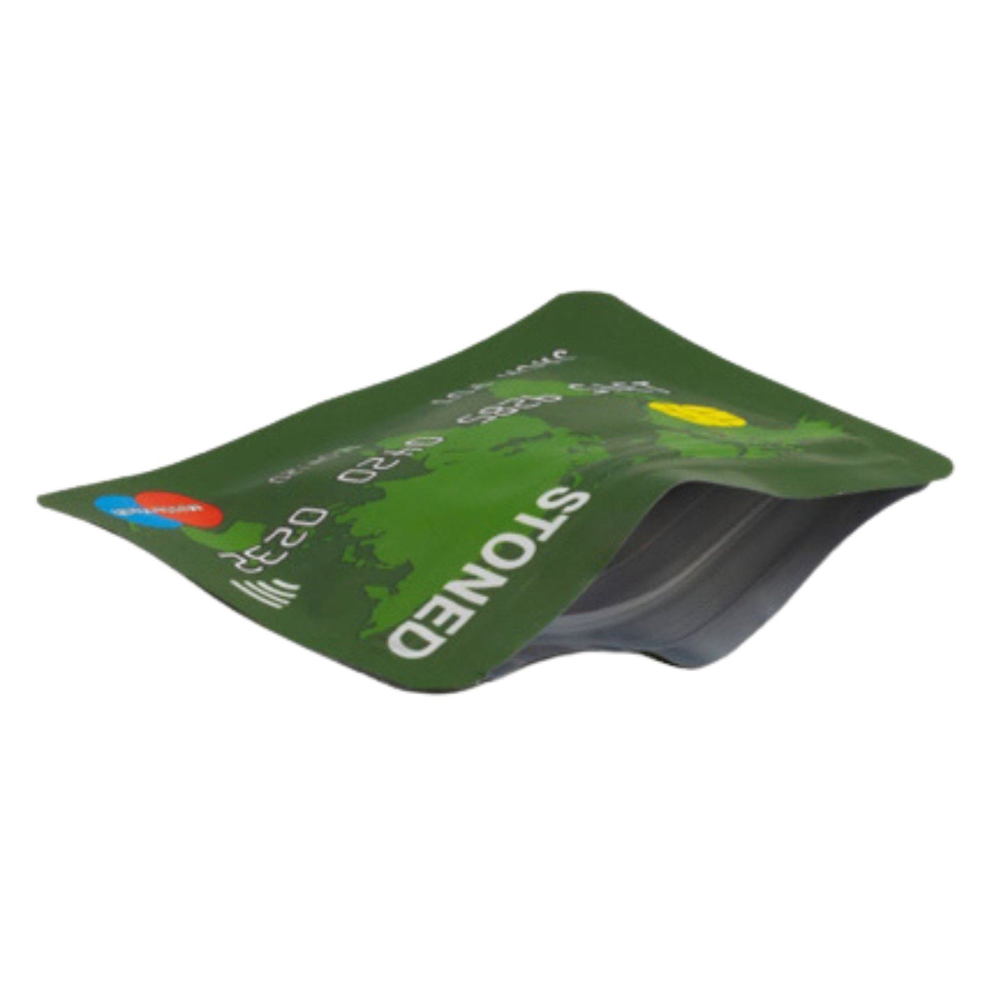 Geruchsdichte Zip Bag "Stoned", grüne Optik mit Kreditkarten-Design, leicht gebogen für bessere Sicht auf die Verarbeitung.