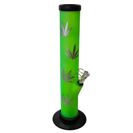 Seitenansicht der grünen Acrylbong mit Hanfblatt-Motiven und Metallchillum