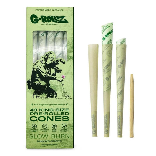 G-Rollz Box mit Sichtfenster, drei King Size Cones und hölzerner Stopfhilfe nebeneinander