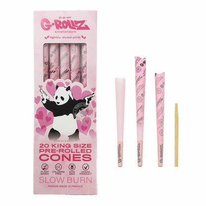 Verpackung der G-Rollz Banksy Graffiti Cones mit sichtbarem Panda-Graffiti-Design, sowie drei einzelnen Cones und einem Holzstopfer.