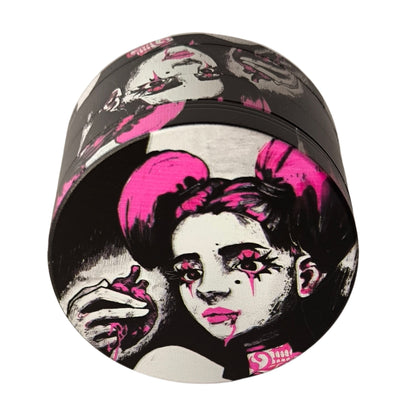 Gothic Grinder von oben: Mystisches Design mit düsterer, pink-schwarz gehaltener Illustration.