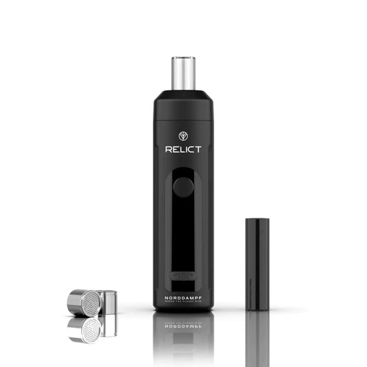 Norddampf Relict Vaporizer in Schwarz mit Glas-Mundstück, Sieben und Schutzkappe stehend dargestellt