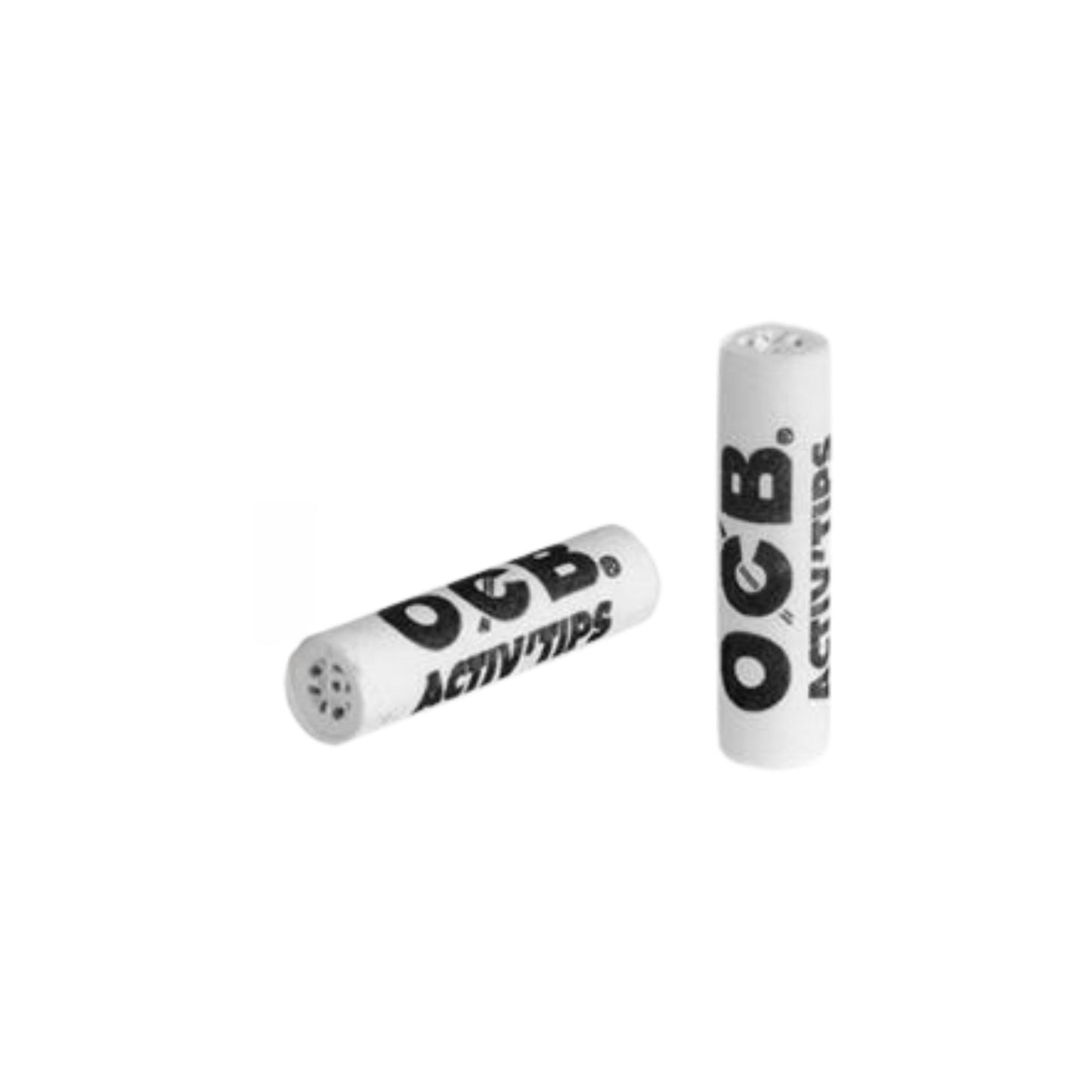 Zwei OCB Activ Tips Slim 7 mm Aktivkohlefilter mit Keramikkappen, weiße Filterhülsen mit schwarzem OCB-Logo.