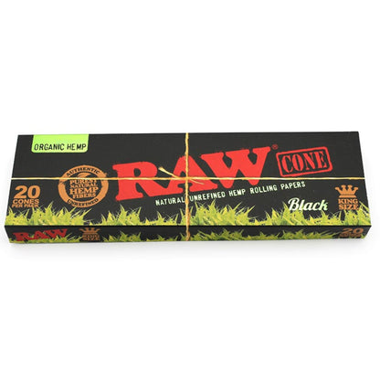 Geschlossene Verpackung der RAW Black Organic Hemp King Size Cones. Stilvolle schwarze Box mit rotem und goldfarbenem RAW-Branding, klassischem Design und der Aufschrift „20 Cones per Pack“. Ideal für Liebhaber von nachhaltigen und hochwertigen Rauchutensilien.