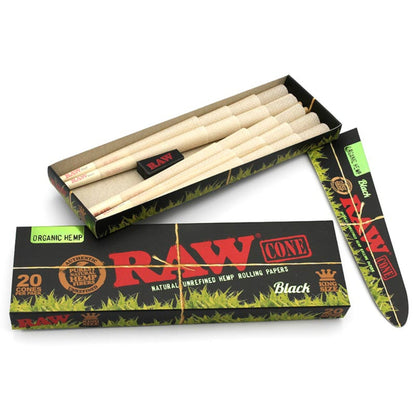 Geöffnete Verpackung der RAW Black Organic Hemp King Size Cones mit 20 vorgerollten Cones. Die hochwertigen, ungebleichten Hanf-Cones sind perfekt gestapelt und zeigen das natürliche, ultradünne Material für ein sanftes Raucherlebnis.