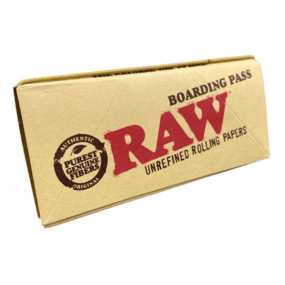 RAW Boarding Pass in geschlossenem Zustand, aus ungebleichtem Karton mit klassischem RAW-Logo und "Unrefined Rolling Papers"-Aufdruck.