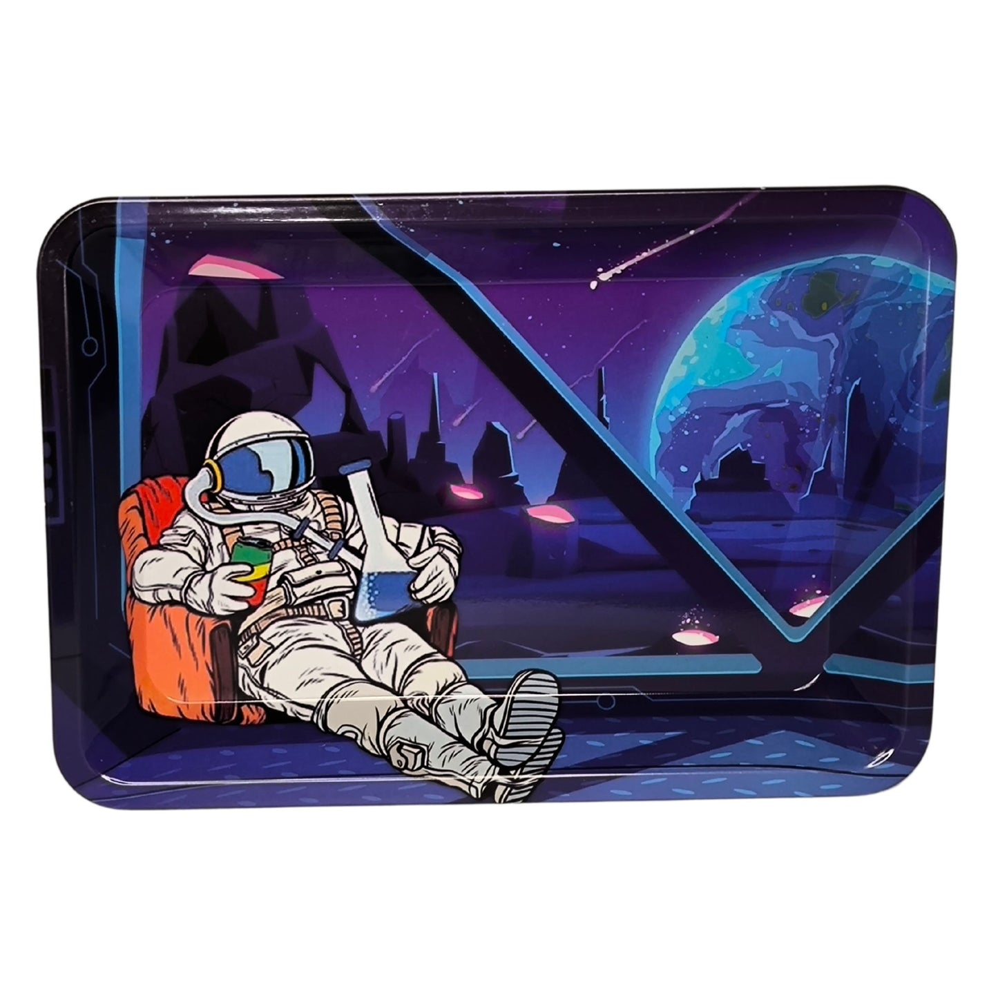 Metall-Rolling Tray mit coolem Weltraum-Design, zeigt einen entspannten Astronauten mit Glasbong und Drink. Kompakt (18 x 12,5 cm), robust & leicht.