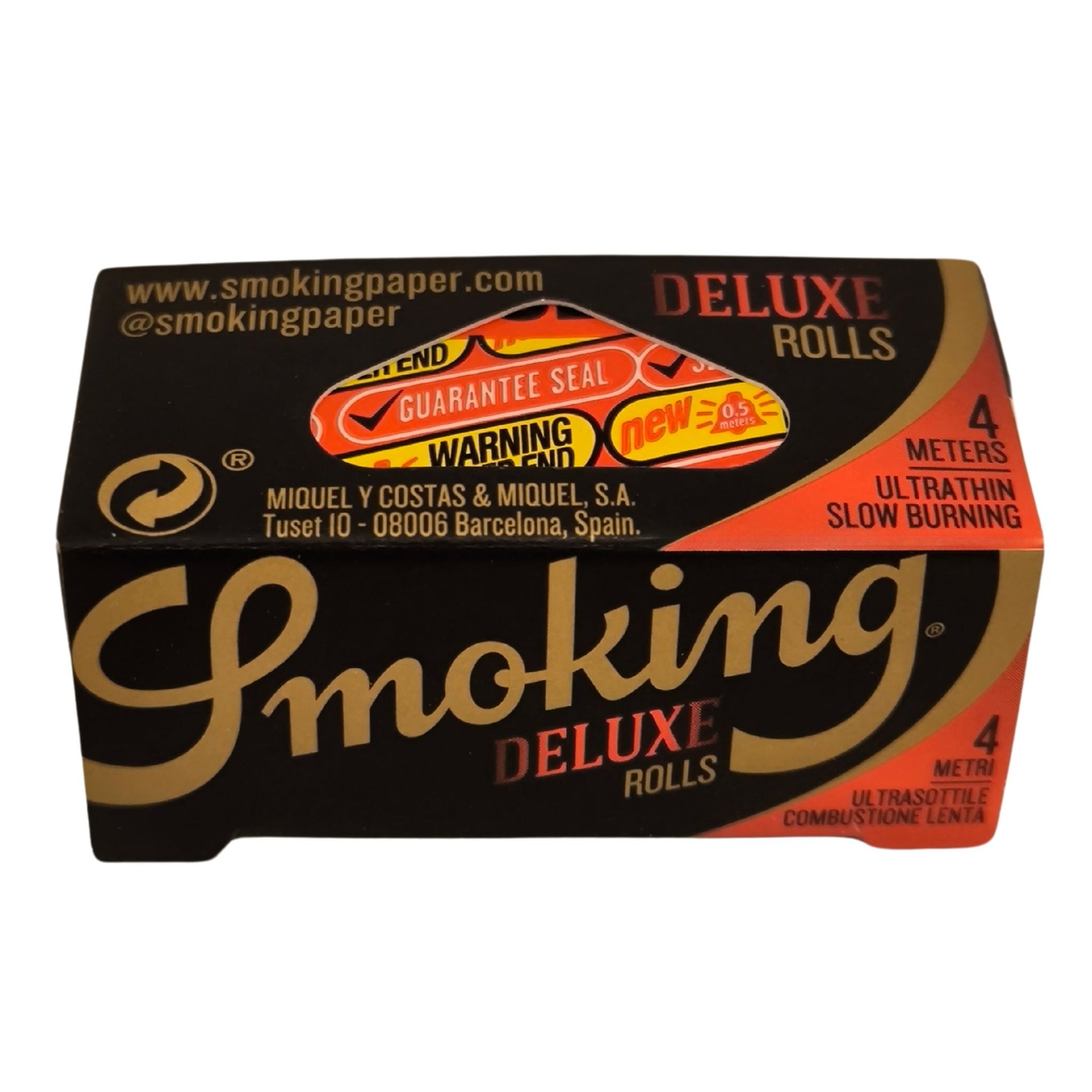 Schwarze Verpackung mit gold-rotem Smoking Deluxe Rolls-Logo. Enthält 4 Meter ultradünnes, langsam brennendes King Size Slim Paper mit natürlicher Zuckergummierung.