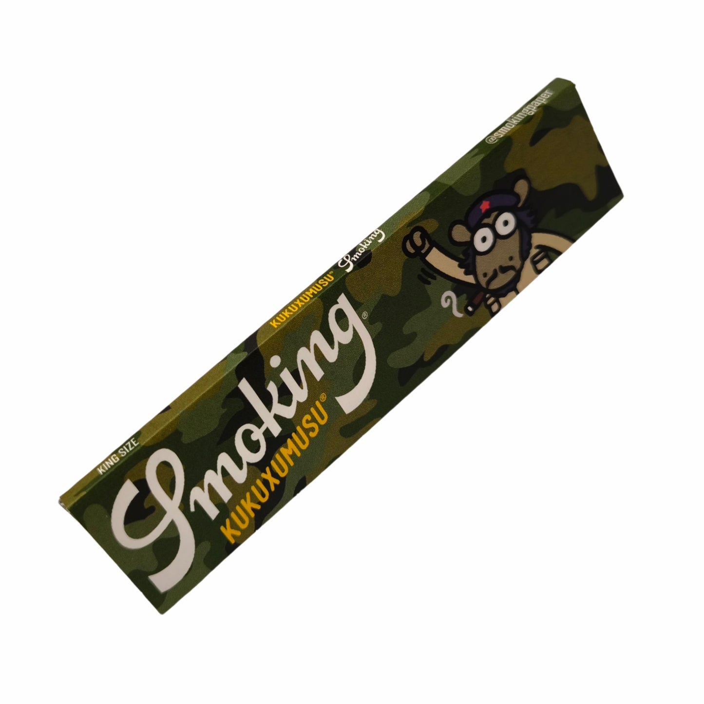 Smoking Kukuxumusu Camouflage Longpapers mit Tarnmuster und Comicfigur auf der Verpackung, schräg fotografiert auf weißem Hintergrund