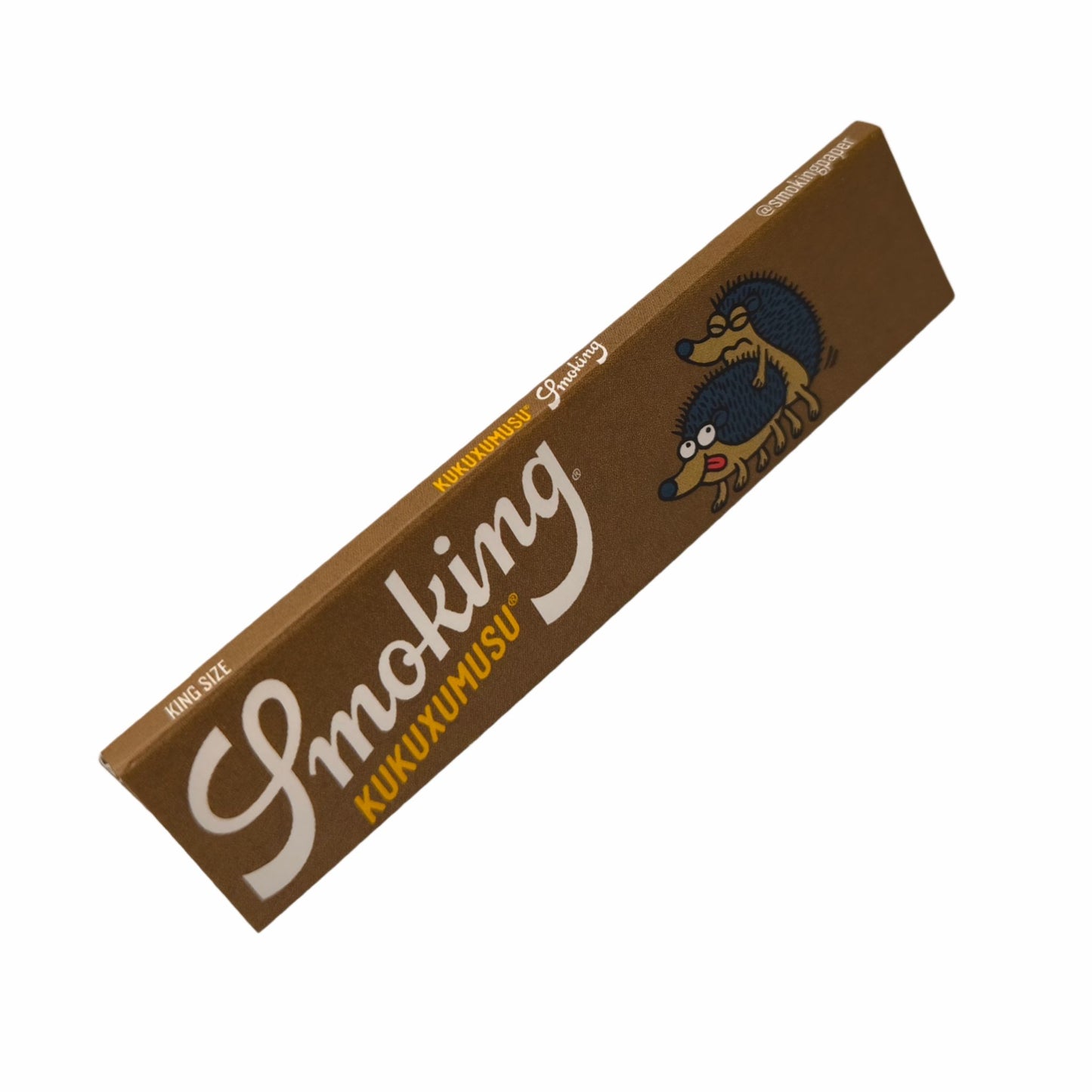 Smoking Kukuxumusu Longpapers mit brauner Verpackung und lustigem Igel-Motiv in Comicstil, schräg fotografiert auf weißem Hintergrund