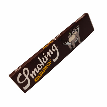 Smoking Kukuxumusu Longpapers mit braunem Lazy-Sloth-Design und chillendem Faultier, Comicstil, schräg fotografiert auf weißem Hintergrund