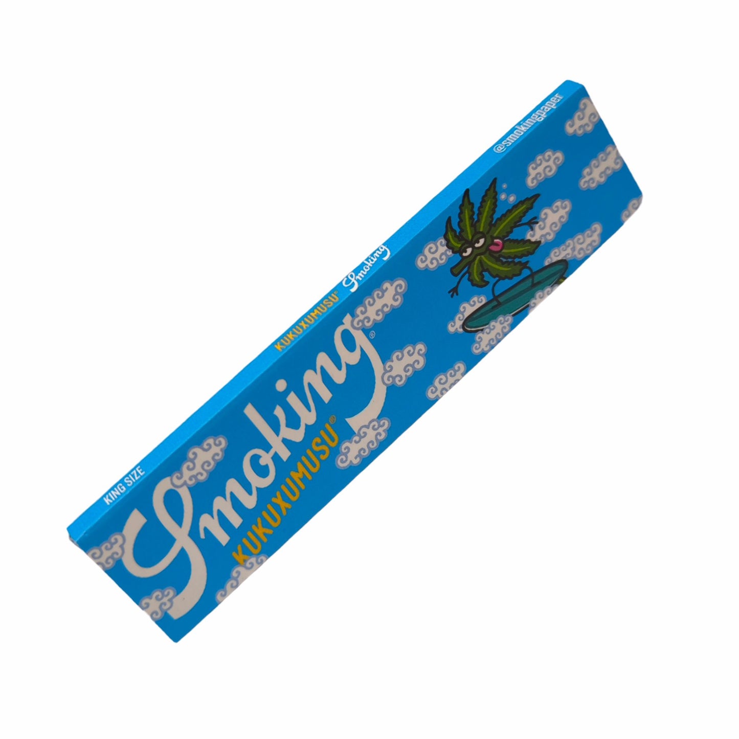 Smoking Kukuxumusu Longpapers mit blauer Verpackung, Weed-Leaf-Surfer im Comicstil und weißen Wolken, schräg fotografiert auf weißem Hintergrund
