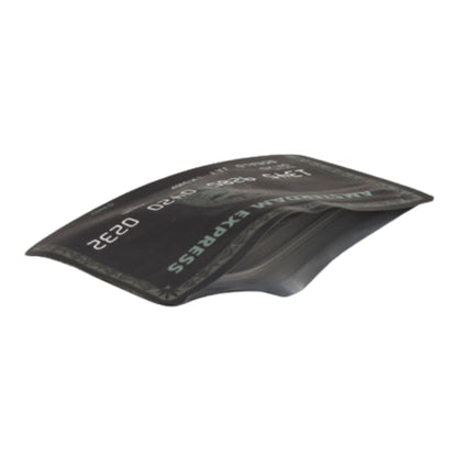 Geruchsdichte Zip Bag "Amsterdam Express", schwarze Optik mit Kreditkarten-Design, leicht gebogen für bessere Sicht auf die Verarbeitung.