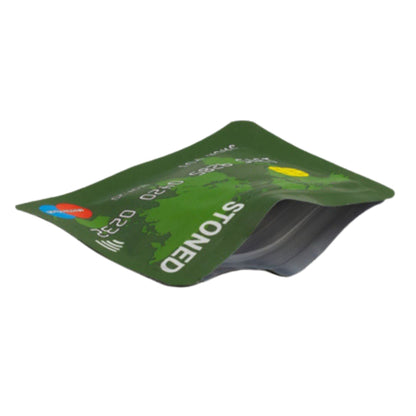 Geruchsdichte Zip Bag "Stoned", grüne Optik mit Kreditkarten-Design, leicht gebogen für bessere Sicht auf die Verarbeitung.