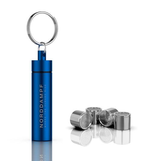 Blauer Aluminium-Schlüsselanhänger von Norddampf mit vier Dosierkapseln aus Edelstahl daneben.